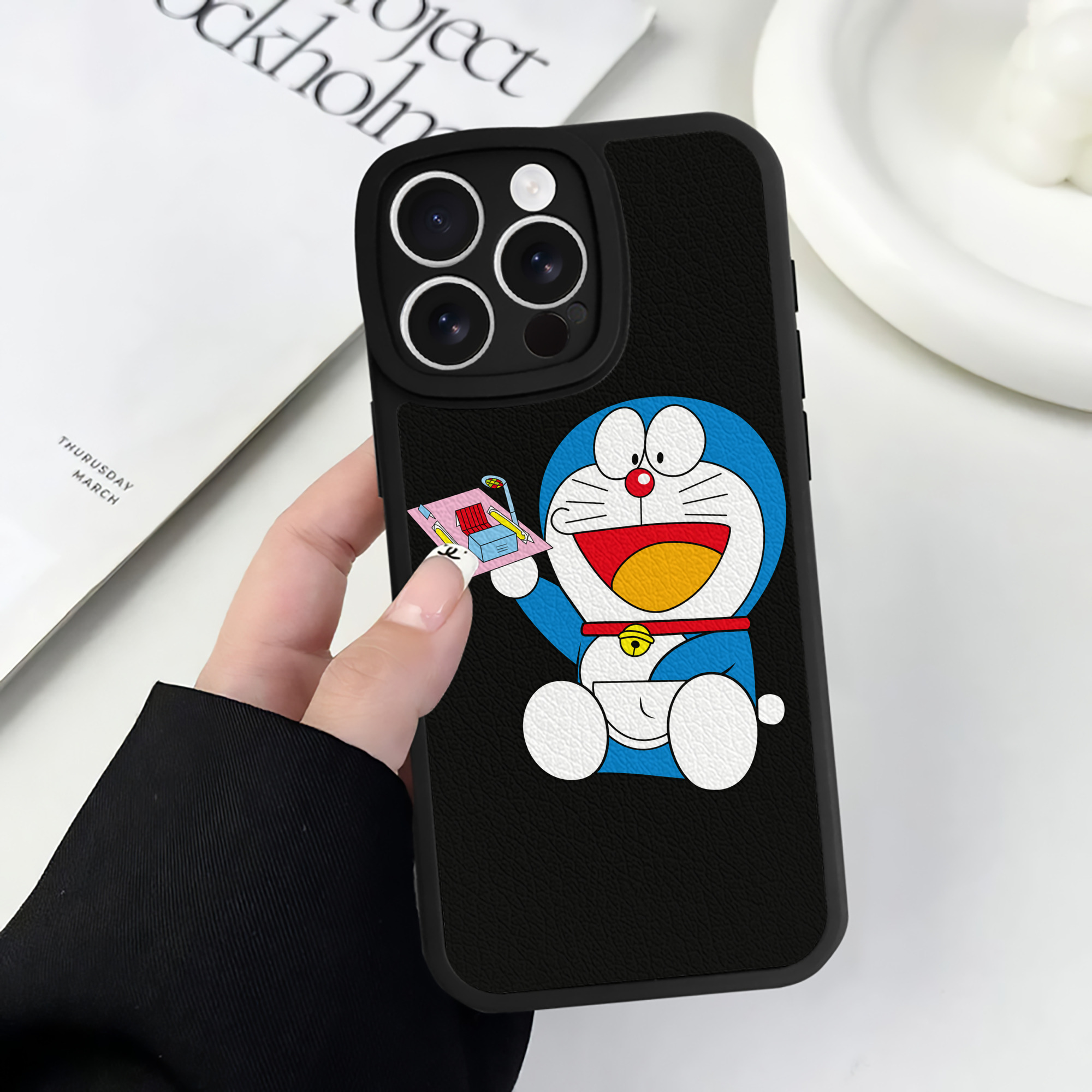 （画像用） ドラえもん Doraemon 【iPhone 16シリーズ対応】シリコンスマホケース（レザー調） 材質：シリコン